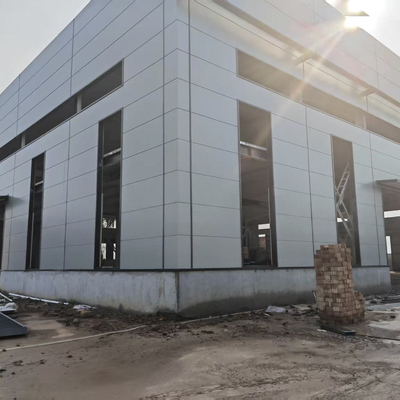 کارگاه ساختمانی فولادی با سقف گرم و پانل دیواری